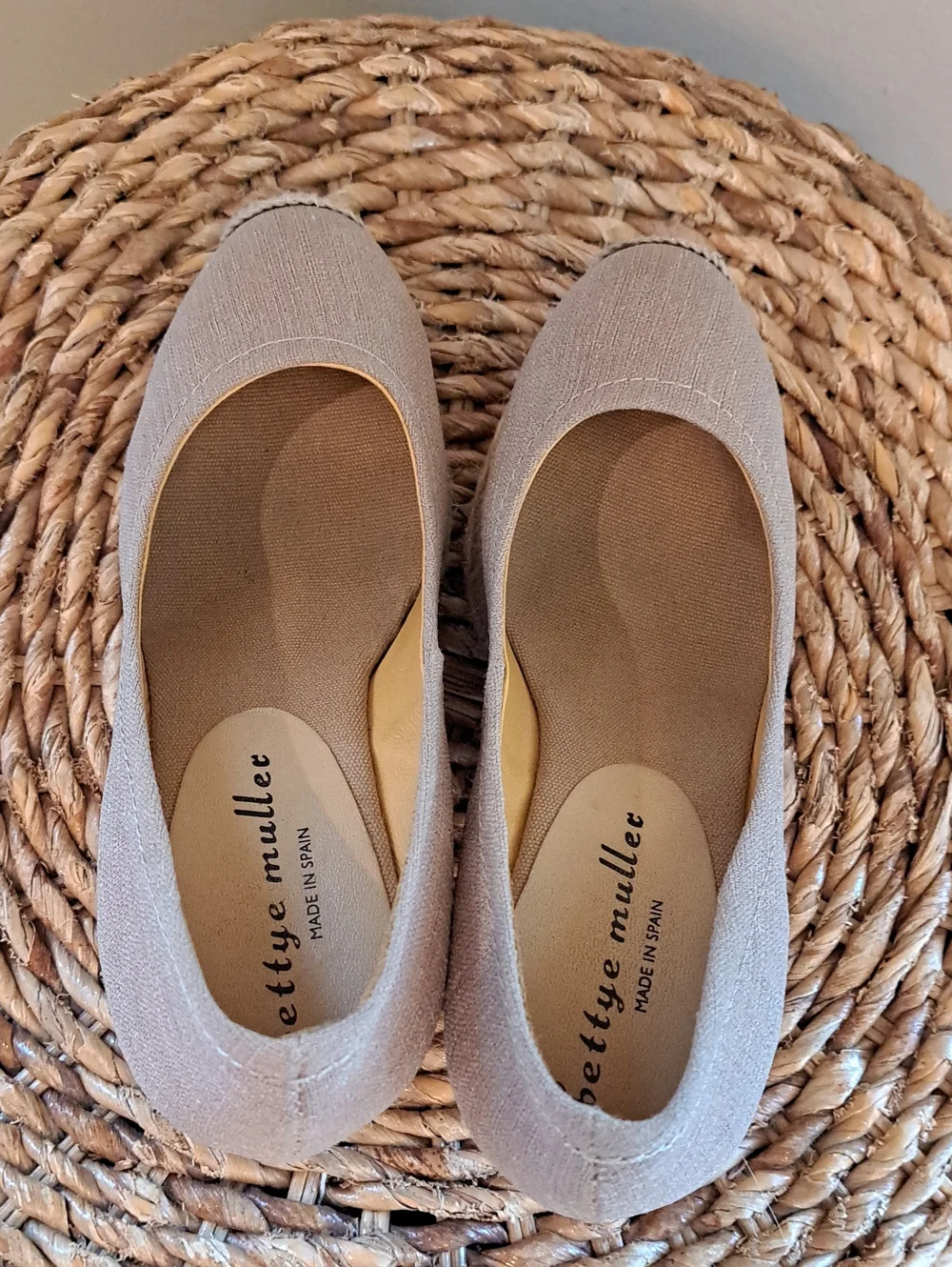 Bettye Muller Womens Tan Canvas Summer/Preppy Espadrille Wedge Sandals 37/6.5